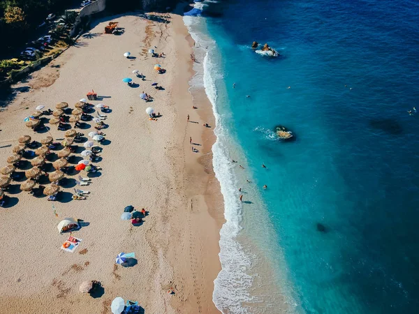 Plaża z leżakami na wybrzeżu oceanu — Zdjęcie stockowe