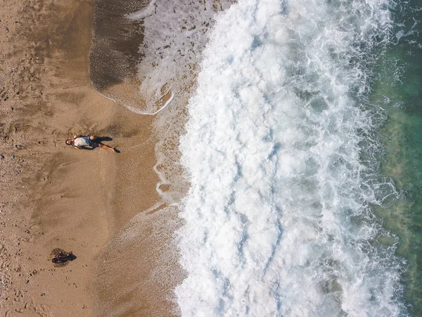 Вид с воздуха с летающего дрона людей, расслабляющих — стоковое фото