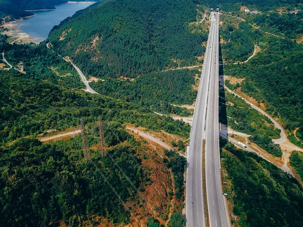 Luftaufnahme der Straße in den Bergen — Stockfoto