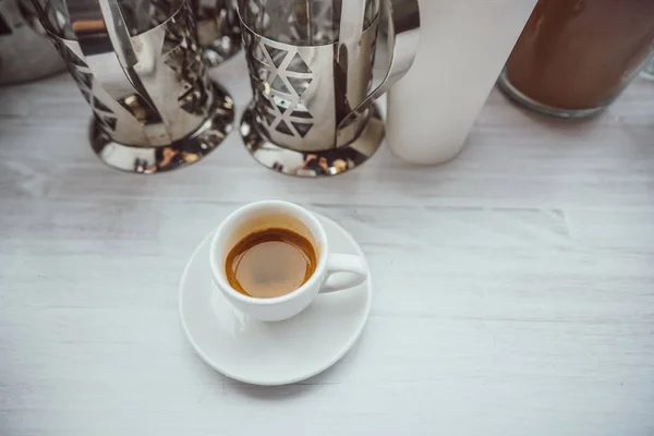 Xícara de Cappuccino na mesa de madeira branca . — Fotografia de Stock