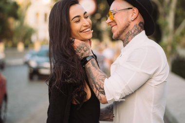 Aşık Genç, seksi birkaç poz sokaklarda bir kamera için