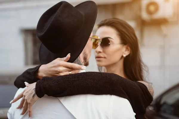 Een jonge, sexy paar liefhebbers poseren voor een camera op de straten — Stockfoto