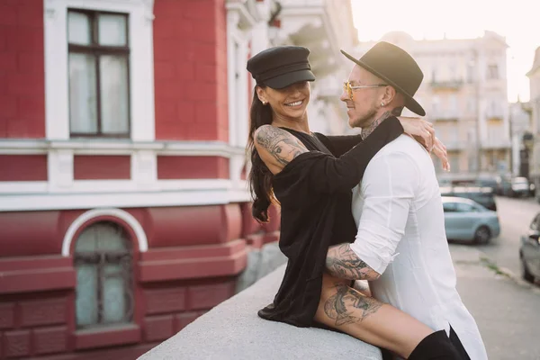 Un jeune couple sexy d'amoureux pose pour une caméra dans les rues — Photo