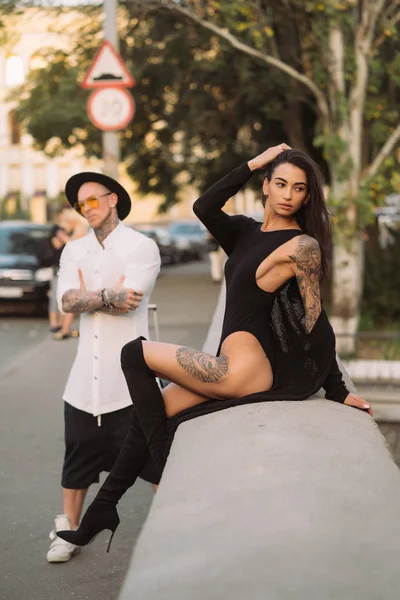 Een jonge, sexy paar liefhebbers poseren voor een camera op de straten — Stockfoto
