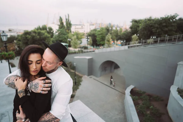 A young, sexy couple of lovers pose for a camera on the streets — Stock Photo, Image