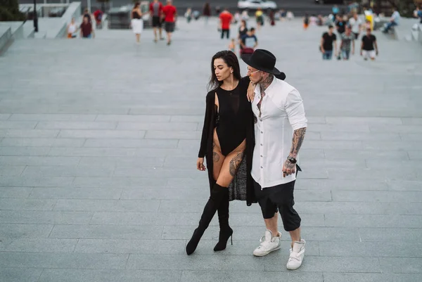 Una joven y sexy pareja de amantes posan para una cámara en las calles — Foto de Stock