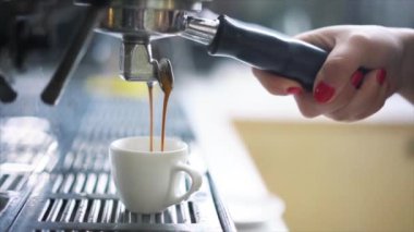 Taze kahve dökülen profesyonel espresso makinesi