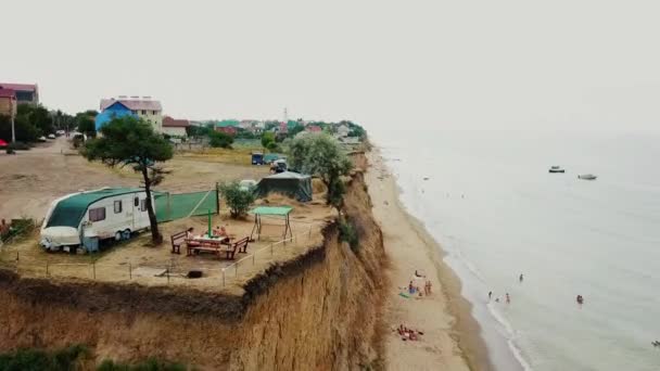 La gente descansa en la playa salvaje Sanjeika con sus familias . — Vídeo de stock