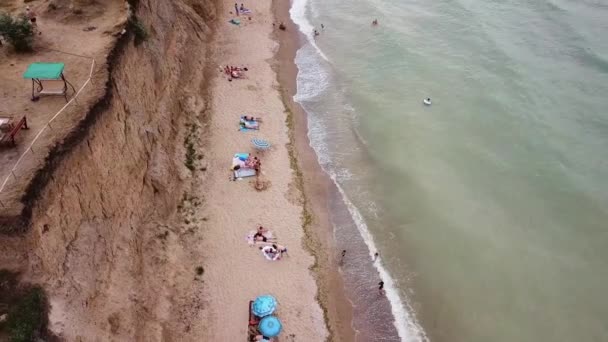 La gente descansa en la playa salvaje Sanjeika con sus familias . — Vídeo de stock