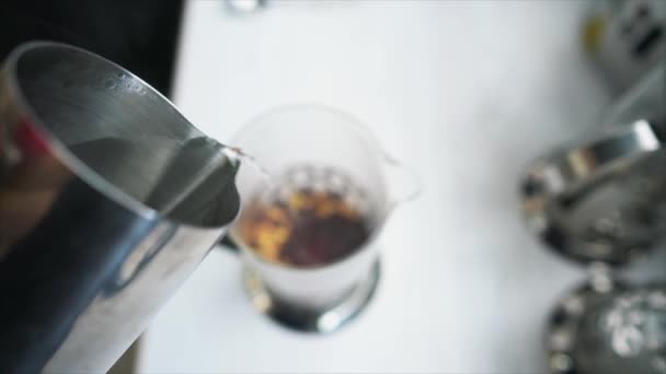Barista making tea in French press, close view — Stock Video