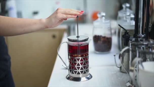 Рука опускает поршень чайника с чаем — стоковое видео