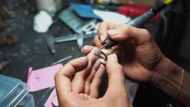 Chica maestro procesa la placa de metal en el taller en casa — Vídeo de stock