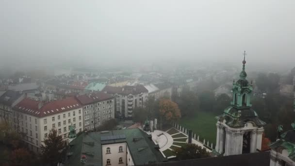 Kraków, pokryte welonem mgły miasto — Wideo stockowe