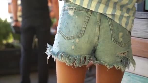 デニム ショート パンツでセクシーな女性の身体. — ストック動画