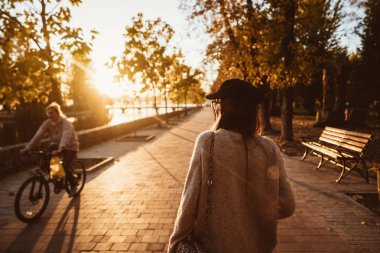 Uzun saçlı sonbahar park yürüme çekici, Genç esmer.