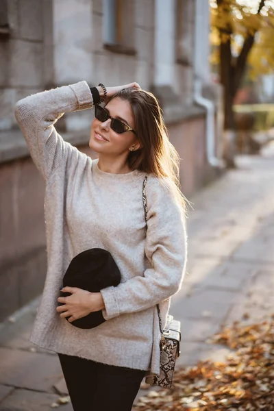 Straat portret van jonge mooie modieuze vrouw — Stockfoto