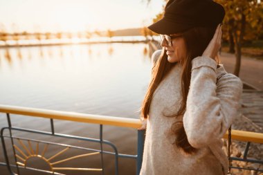 Genç kız şehir set Gölü üzerinde duruyor