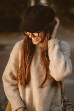 Uzun saçlı sonbahar park yürüme çekici, Genç esmer.