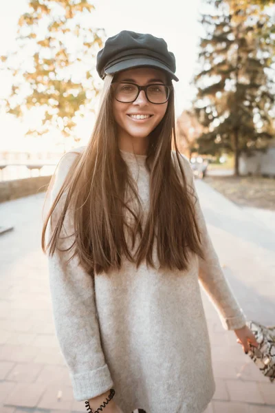 Atraente, jovem morena com cabelos longos andando parque de outono . — Fotografia de Stock
