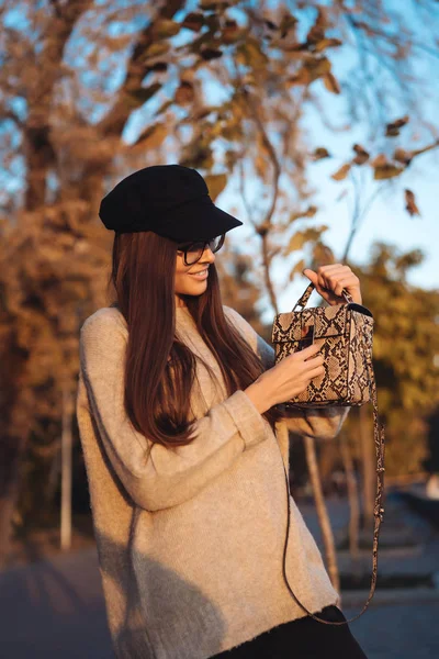 Bella ragazza con borsa in posa sulla macchina fotografica — Foto Stock