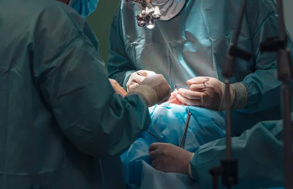 Cerrah ve burnuna estetik ameliyat asistanı