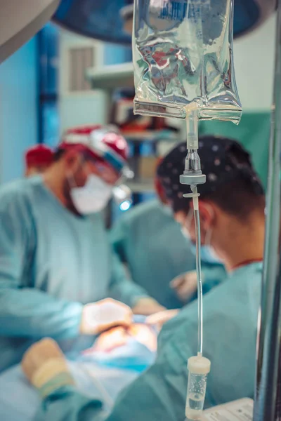 Dropper närbild på bakgrunden av kirurgen gör operationen — Stockfoto