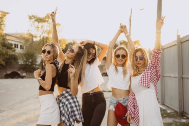 Beş genç kadın dans bir araba park