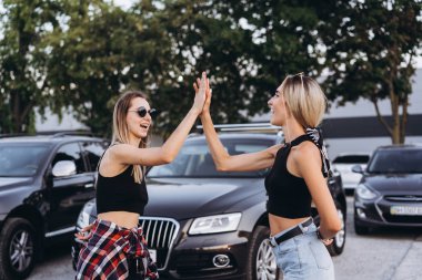 İki kız bir araya geldi araba park