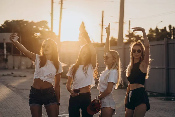 Quatro meninas tomando uma selfie e se divertir — Fotografia de Stock