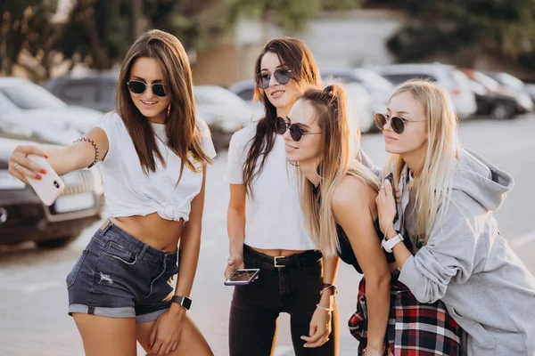 Quatro jovens mulheres tirando uma selfie e se divertir — Fotografia de Stock