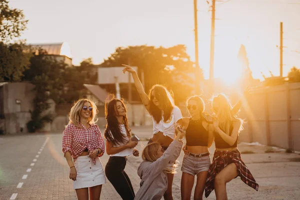 Six young women dance in a car park — Stock Photo, Image