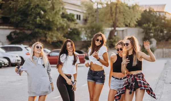 Vijf jonge vrouwen dans in een parkeergarage — Stockfoto