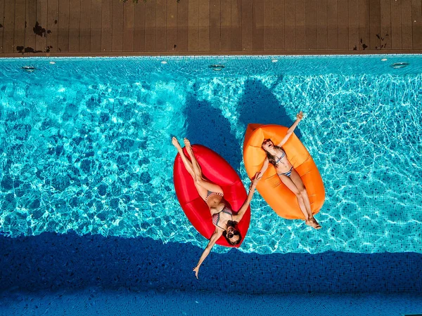 Due ragazze stanno nuotando in piscina — Foto Stock