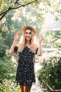 Kameraya poz şapkalı kız