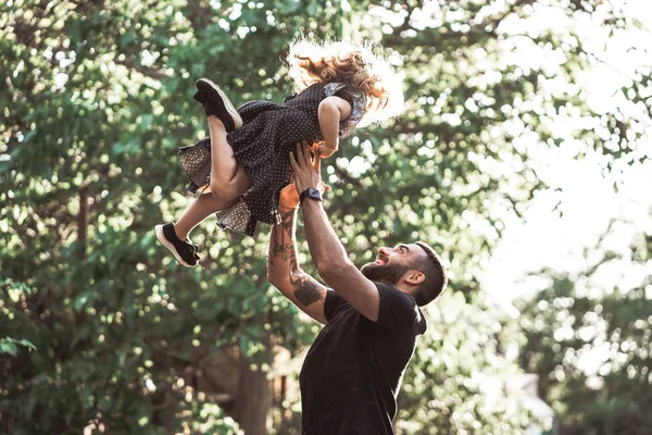 Papa und kleine Tochter haben Spaß und spielen — Stockfoto