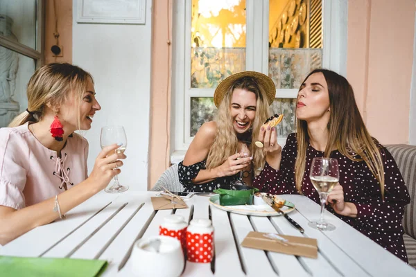 Três meninas na mesa — Fotografia de Stock