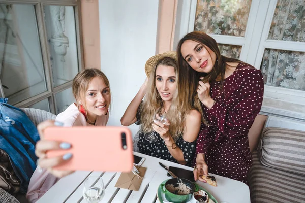 Trzy dziewczyny przy stole — Zdjęcie stockowe