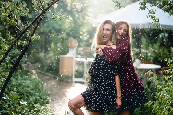 Duas meninas em um parque de verão — Fotografia de Stock