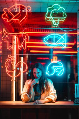 Güzel kız bir pencere kafe ve kamera bakar