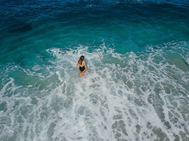 Hava üstten görünüm genç kadın kum plaj