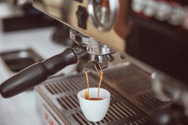 Taze kahve beyaz seramik fincan içine dökme profesyonel espresso makinesi