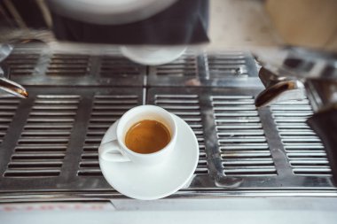cam fincan cappuccino ve kahve makinesi ile yakından görmek
