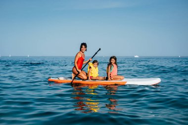 İki kızı annesiyle bir kürek gemide ayağa