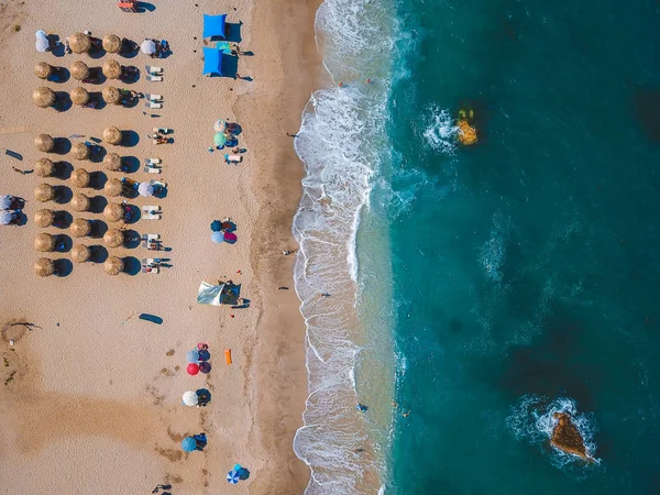 Plaża z leżakami na wybrzeżu oceanu — Zdjęcie stockowe