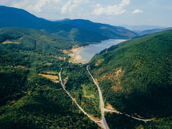 Vista aérea da estrada nas montanhas — Fotografia de Stock