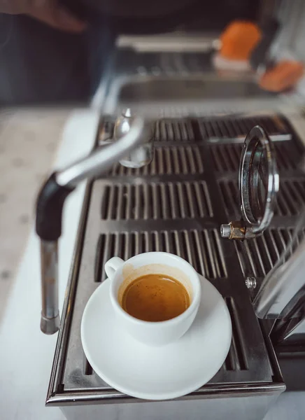 Vista de cerca de la taza de vidrio con capuchino y máquina de café —  Fotos de Stock