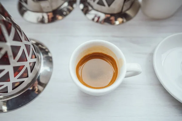 Xícara de Cappuccino na mesa de madeira branca . — Fotografia de Stock