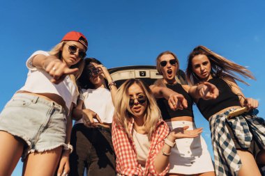 Beş genç kadın kamerada otopark arıyor.