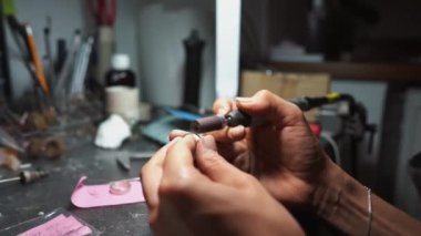 kız master home atölye, iğne işi ve yaratıcılık kavramı metal plaka işler