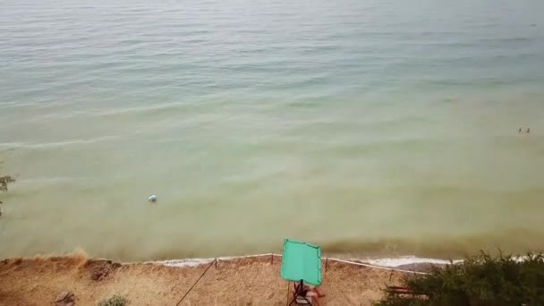 Människor vila på vilda stranden Sanjeika med sina familjer. — Stockvideo